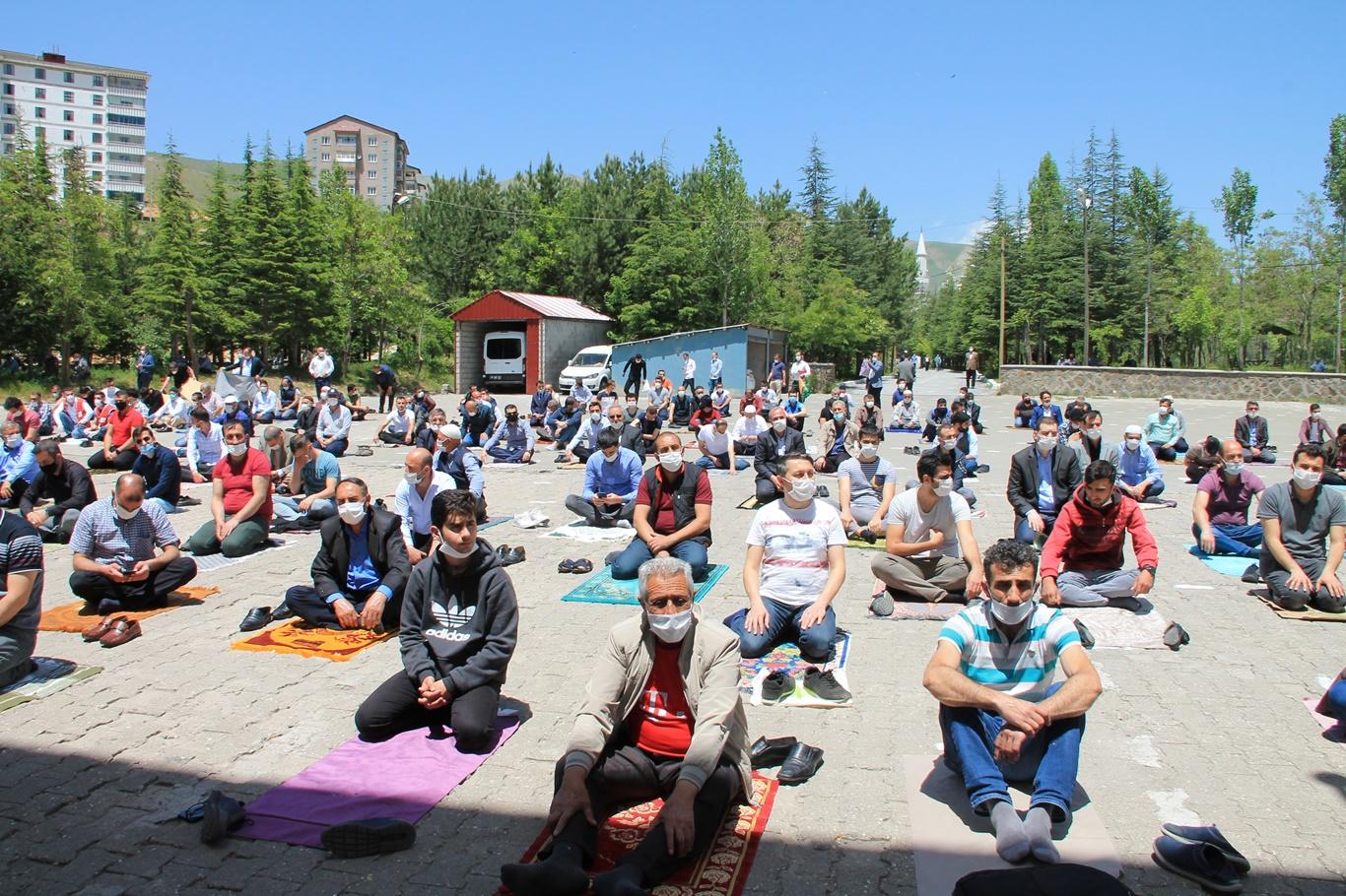 Bitlis’te 65 yaş üstü ve 18 yaş altı vatandaşların olmadığı ilk cuma namazı kılındı